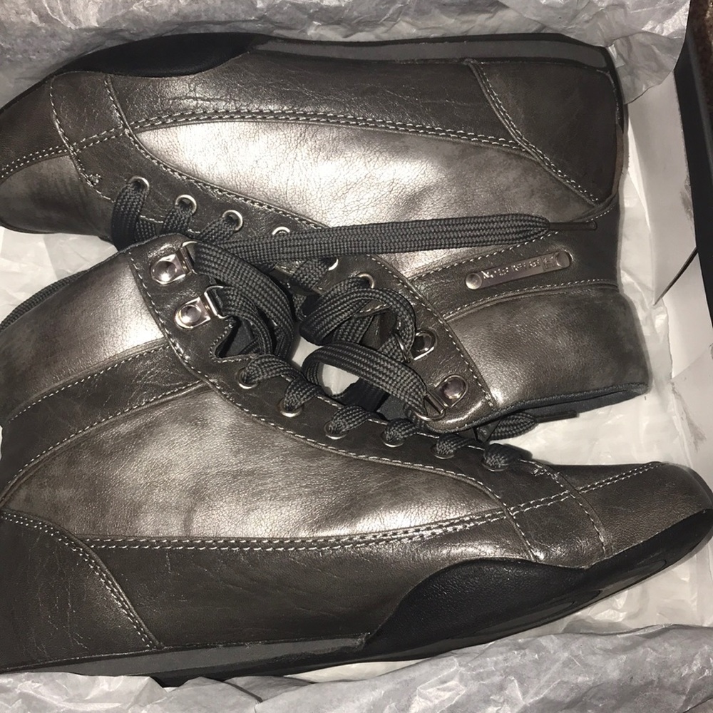 BAKERS WOMEN H BY HALSTON SNEAKERS WORN ONCE.
